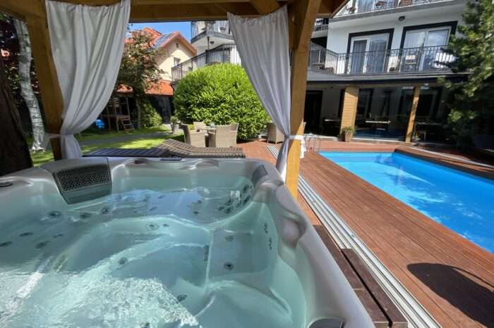 Jacuzzi na tarasie przy basenie zewnętrznym Villa Verdi Łeba