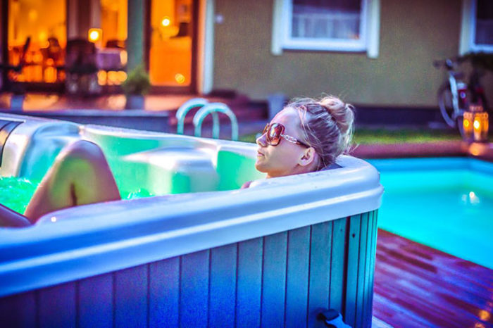 Dziewczyna w jacuzzi w hotelu z basenem Villa Verdi Pleasure & SPA Łeba